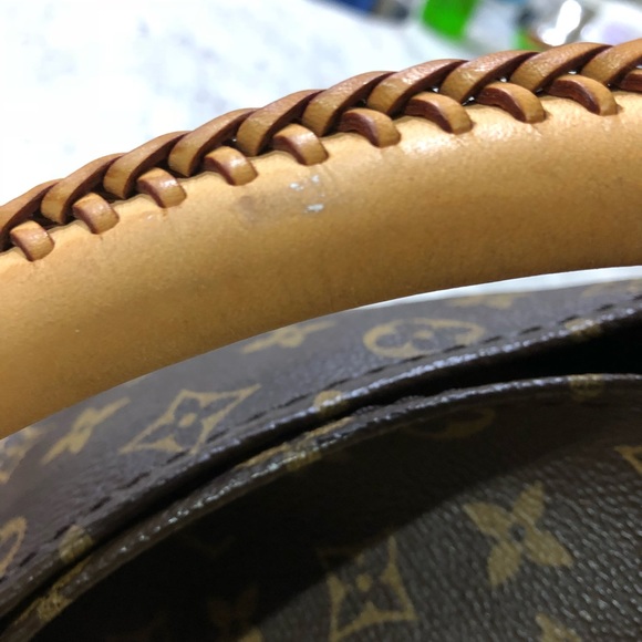 Louis Vuitton Artsy MM Monogram Purse - Picture 3 of 8